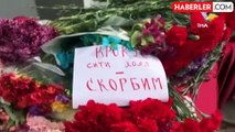 Rusya'daki konser saldırısında ölenler çiçeklerle anılıyor