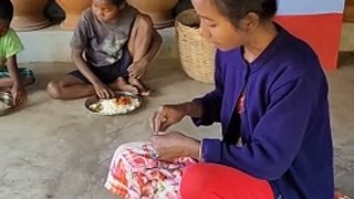 सुबह सुबह हम और टेम्पू क्या क्या खाते हैं देखिये  | indian village girl daily life vlog