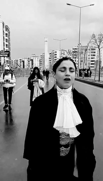 Emel Mathlouthi, güvenlik noktalarından 'Holm'ü söyleyerek geçti