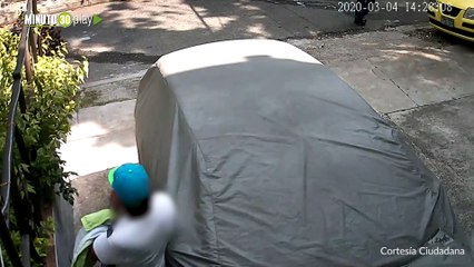 Denuncian a sujeto que se está robando las carpas de los carros en el barrio Córdoba