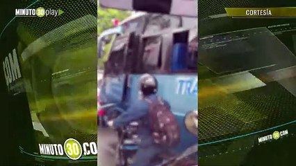 Pelea, pelea, motociclista le dio duro a un conductor de bus en Guayabal