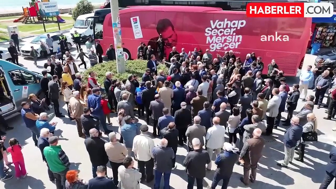 Mersin Büyükşehir Belediye Başkanı Vahap Seçer, Akdeniz ilçesinde mahalleleri ziyaret etti