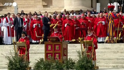 Il papa con la voce affaticata, non legge l'omelia