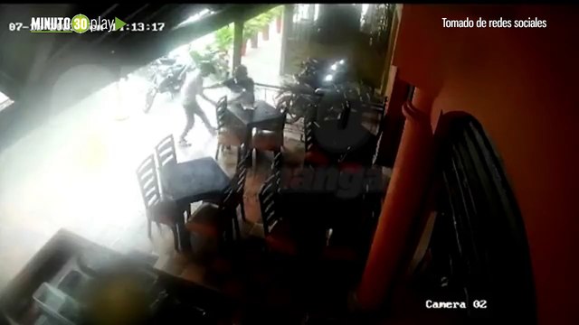 Hasta con las sillas le dieron Meseros de restaurante defendieron a cliente de un atraco en Bucaramanga