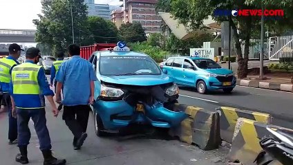 Berusaha Hindari Mobil, Taksi Ringsek Tabrak Separtor Bus Transjakarta di Jakarta Selatan