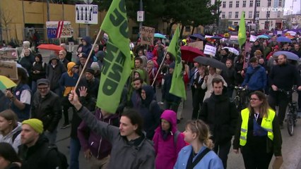 شاهد: مظاهرة حاشدة في فيينا ضد اليمين المتطرف والعنصرية وكره الاجانب