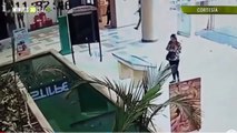 Mujer se fue a piscina de centro comercial por estar pegada a su teléfono