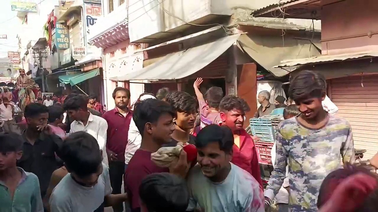 बैंड बाजे के साथ निकली ढोला मारू की सवारी, देखें वीडियो