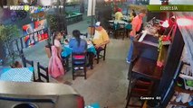 Ni con niños respetan Ladrón entró amenazando con pistola en mano en restaurante de la 70
