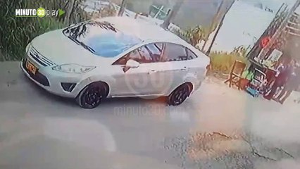 En Sabaneta un hombre golpea brutalmente a su perrito y dicen que tiene más sálvenlos por favor