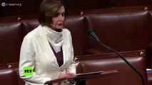 Nancy Pelosi se limpia la nariz con la mano en pleno discurso