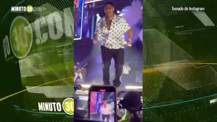 Vocalista de Grupo Firme se lanza al público y nadie lo agarra