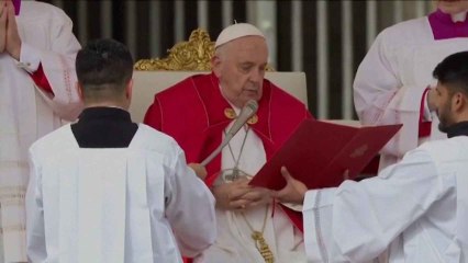 El Papa no lee la homilía preparada para la misa del Domingo de Ramos.