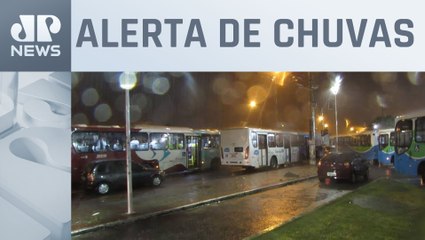 Rodovia BR-101 é interditada perto da divisa entre RJ e ES devido a temporais