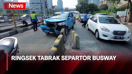 Taksi Ringsek Tabrak Separtor Busway di Jakarta Selatan