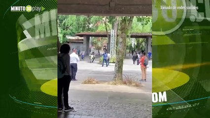 Encapuchados en la UdeA robaron moto de la Policía se dieron un chompi y la quemaron