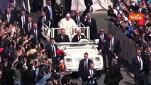 Domenica delle Palme, Papa Francesco passa con il papamobile e saluta i fedeli in piazza San Pietro