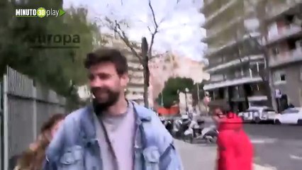 Piqué y Clara Chía se pasean por las calles de Barcelona. bromean con reportero