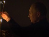Putin accende una candela per le vittime dell’attentato a Mosca
