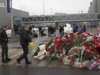 Mosca, continua l'omaggio dei cittadini fuori dalla Crocus City Hall
