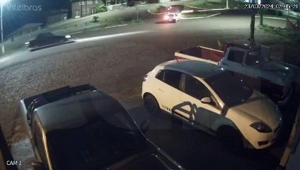 Focus capota duas vezes após colisão com Gol em Guaraniaçu