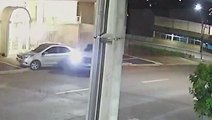 Câmera flagra caminhonete deixando o local após bater em Ford Ka estacionado