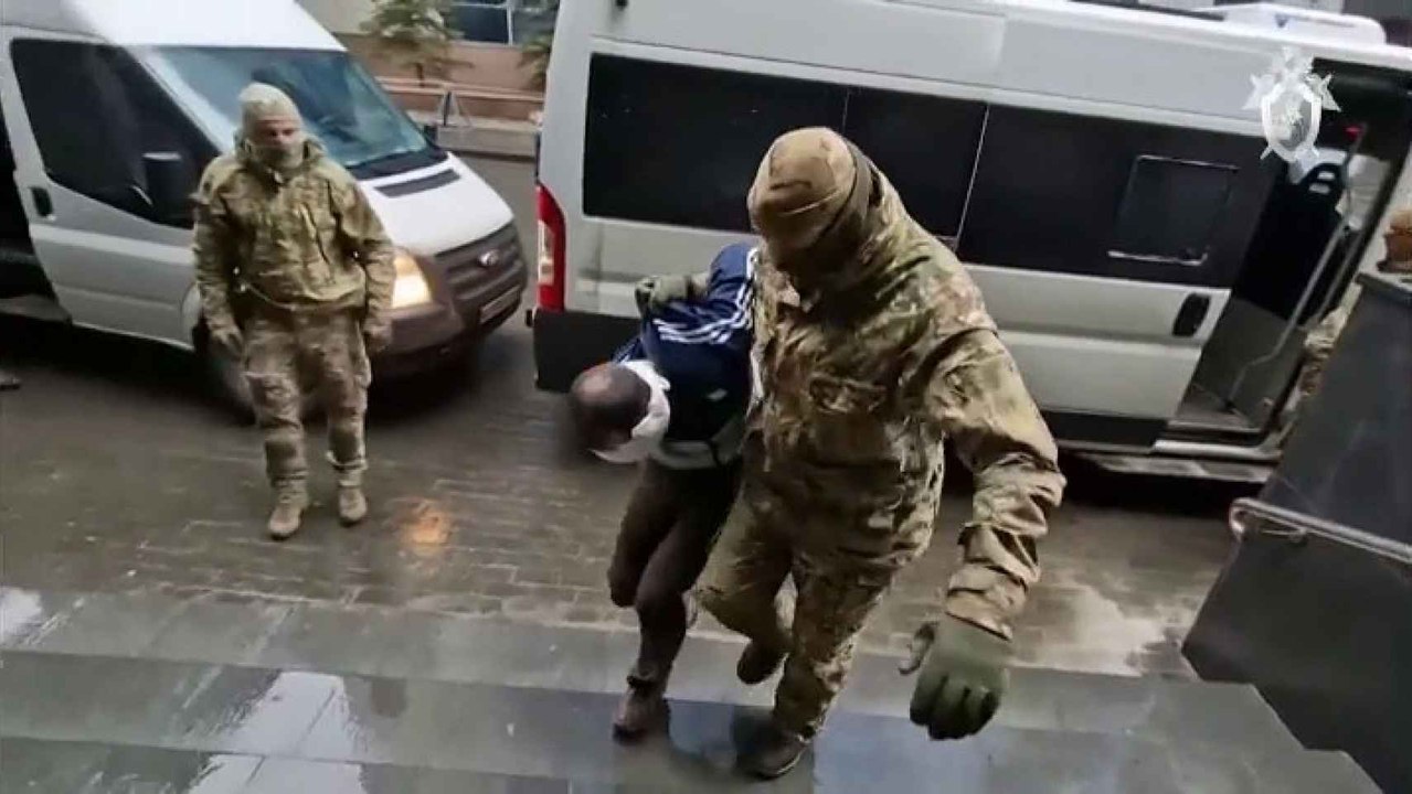 Los sospechosos del atentado terrorista en Moscú son trasladados a la sede de la Comisión de Investigación.