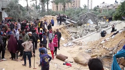 Tải video: معظمهم من الأطفال والنساء.. 21 قتيلا وعشرات الجرحى جراء غارة إسرائيلية استهدفت مبنى في دير البلح