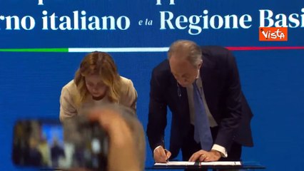 下载视频: Meloni firma accordo sviluppo e coesione con il Presidente della Basilicata Bardi