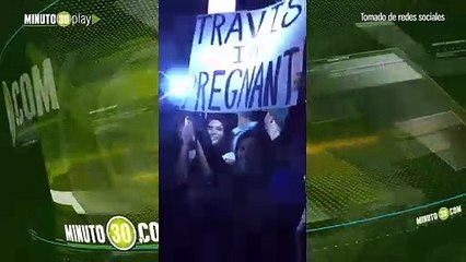 Con pancarta Kourtney Kardashian le anuncia a Travis Barker que está embarazada en pleno concierto