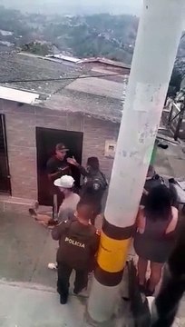 24-04-2021 Policías y ciudadanos se 'cascaron' en plena Comuna 13 de Medellín