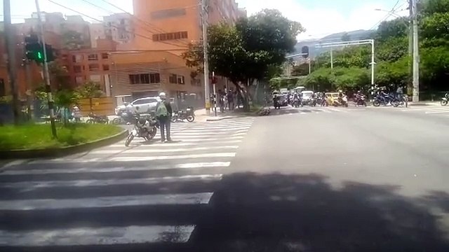 Le quemaron la moto a presuntos ladrones en la Iguana