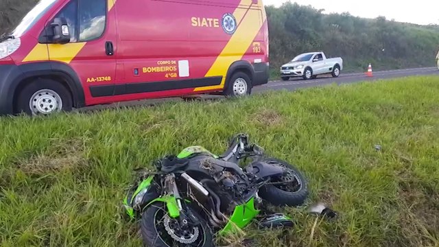 Homem fica ferido em colisão traseira entre Kawasaki Ninja e Renegade na BR-163 em Cascavel