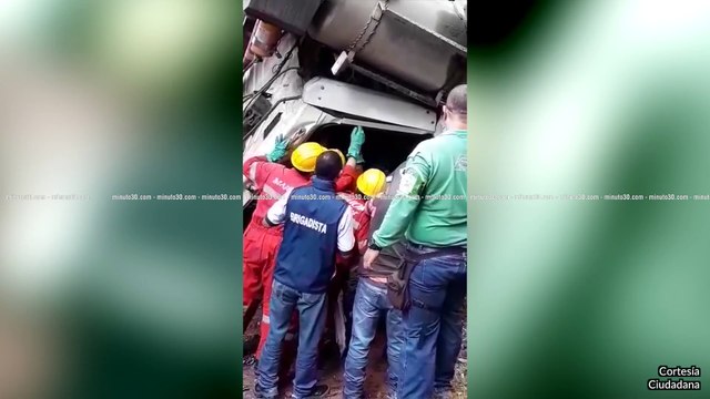 06-04-18 camion volteado en variante de caldas