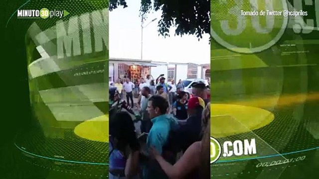 Henrique Capriles es agredido con puños y patadas durante recorrido en Venezuela