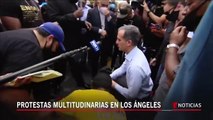 El alcalde de L.A. se arrodilla con los manifestantes en una protesta multitudinaria