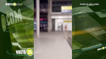 Video herunterladen: Consumió hongos alucinógenos mujer desnuda agredió a personal y pasajeros del aeropuerto de Santiago, Chile