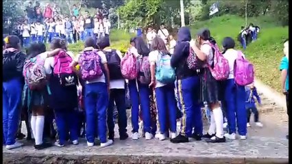 10-03-2018- pelea ninos de colegio comuna 8 medellin