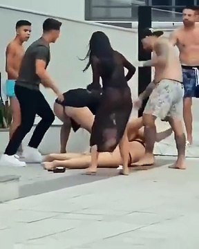 Soco e pancadaria em Jurerê! Homens e mulheres ‘vão pro fighter ’ no meio da rua