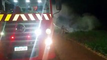 Corpo de Bombeiros combate incêndio em vegetação às margens da BR-369 em Cascavel