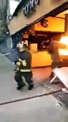 ¡Héroe! Bombero cargó un cilindro de gas en llamas e impidió que explotara en un restaurante