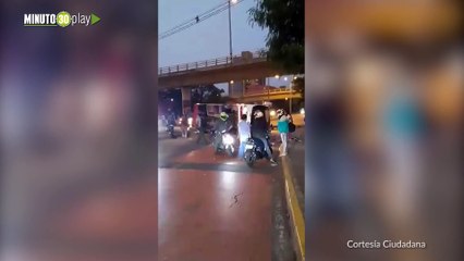 Download Video: Bus de servicio público terminó volcado en un aparatoso accidente de tránsito en Robledo