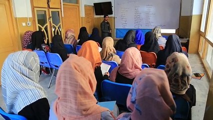 Una escuela gratuita en Kabul abre una ventana al veto contra las mujeres