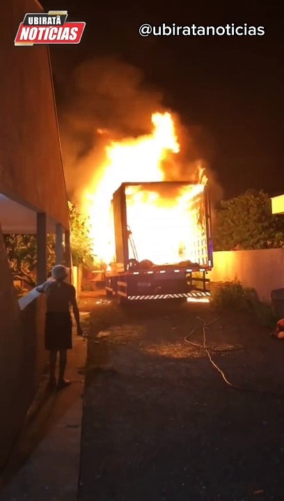 Caminhão pega fogo na região de Goioerê e comunidade faz vakinha para ajudar