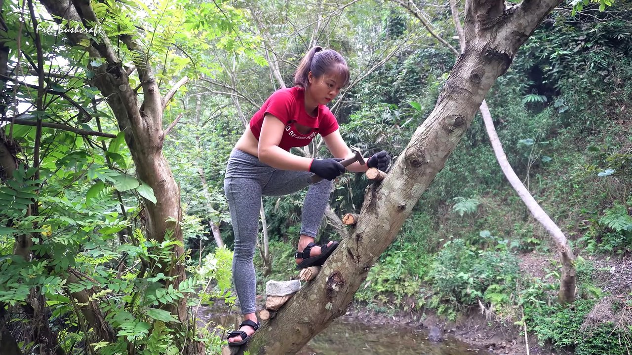 365 DAYS LIVING OFF GRID, Build Bushcraft Survival Shelter On Tree - Solo Bushcraft #59