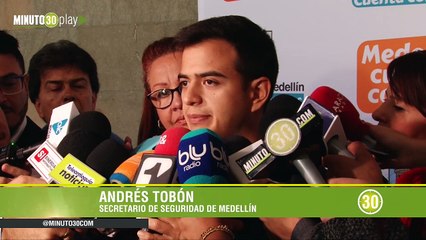 21-03-19 Con un cartel, autoridades muestran a los implicados del homicidio realizado al profesor de la Nacional hallado muerto el 1 de enero en Buenos Aires