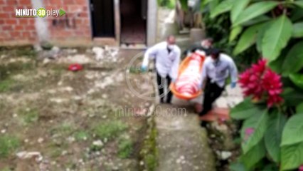 Qué horror Hombre salió a trabajar y encontró a su hijo muerto afuera de la casa