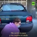 “¡Me está atacando!”: La desmesurada reacción de una mujer cuando el afroamericano al que mostró el dedo medio se le ace