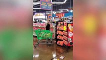 Mujer arroja mercancía en supermercado por que le pidieron el uso de cubrebocas