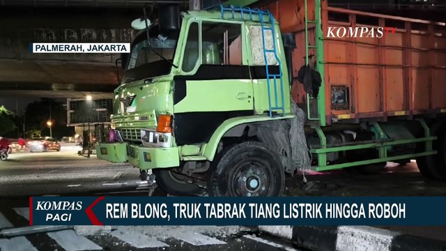 Rem Blong, Truk Tabrak Tiang Listrik hingga Roboh di Palmerah